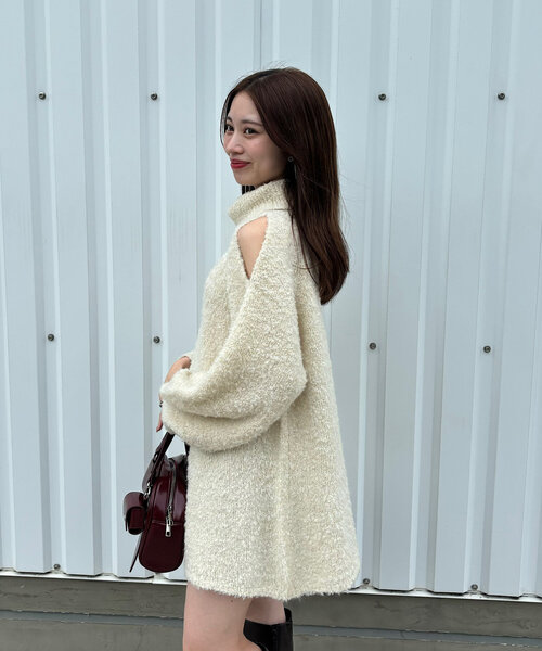 Chico(チコ)の「【まよ企画/WEB限定】肩スリットタートルニットワンピース(ワンピース・レディース・レッド/アイボリー・FREE)」の4枚目の写真