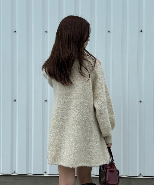 Chico(チコ)の「【まよ企画/WEB限定】肩スリットタートルニットワンピース(ワンピース・レディース・レッド/アイボリー・FREE)」の5枚目の写真