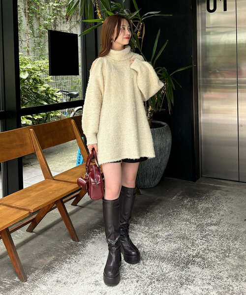 Chico(チコ)の「【まよ企画/WEB限定】肩スリットタートルニットワンピース(ワンピース・レディース・レッド/アイボリー・FREE)」の6枚目の写真