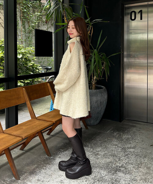 Chico(チコ)の「【まよ企画/WEB限定】肩スリットタートルニットワンピース(ワンピース・レディース・レッド/アイボリー・FREE)」の7枚目の写真