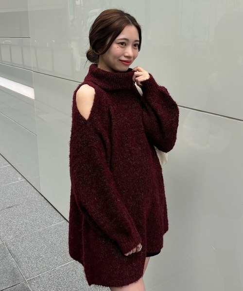 Chico(チコ)の「【まよ企画/WEB限定】肩スリットタートルニットワンピース(ワンピース・レディース・レッド/アイボリー・FREE)」の2枚目の写真