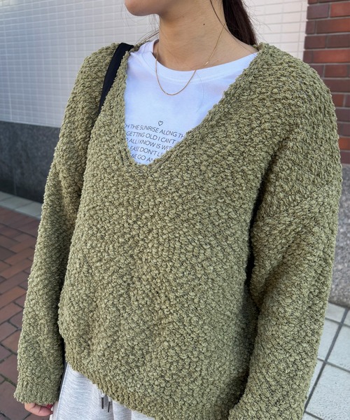 ISOOK（アイスー）の「【ISOOK / アイスー】Vネックボアニット / ブークレーニット ぽこぽこニット ポップコーン編み 深Vネック セーター オフショルダー ワンショルダー レイヤード 重ね着 クロップド丈 ショート丈 短丈 黒 緑 ブラック グリーン ZOZOTOWN限定（ニット/セーター・レディース・アイボリー/ブラック/カーキ・FREE）」の3枚目の写真