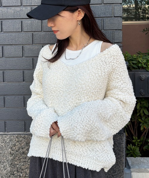 ISOOK（アイスー）の「【ISOOK / アイスー】Vネックボアニット / ブークレーニット ぽこぽこニット ポップコーン編み 深Vネック セーター オフショルダー ワンショルダー レイヤード 重ね着 クロップド丈 ショート丈 短丈 黒 緑 ブラック グリーン ZOZOTOWN限定（ニット/セーター・レディース・アイボリー/ブラック/カーキ・FREE）」の2枚目の写真