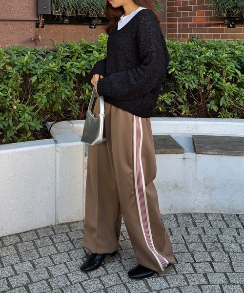 ISOOK（アイスー）の「【ISOOK / アイスー】Vネックボアニット / ブークレーニット ぽこぽこニット ポップコーン編み 深Vネック セーター オフショルダー ワンショルダー レイヤード 重ね着 クロップド丈 ショート丈 短丈 黒 緑 ブラック グリーン ZOZOTOWN限定（ニット/セーター・レディース・アイボリー/ブラック/カーキ・FREE）」の12枚目の写真