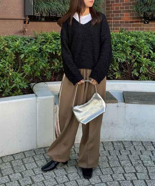 ISOOK（アイスー）の「【ISOOK / アイスー】Vネックボアニット / ブークレーニット ぽこぽこニット ポップコーン編み 深Vネック セーター オフショルダー ワンショルダー レイヤード 重ね着 クロップド丈 ショート丈 短丈 黒 緑 ブラック グリーン ZOZOTOWN限定（ニット/セーター・レディース・アイボリー/ブラック/カーキ・FREE）」の10枚目の写真