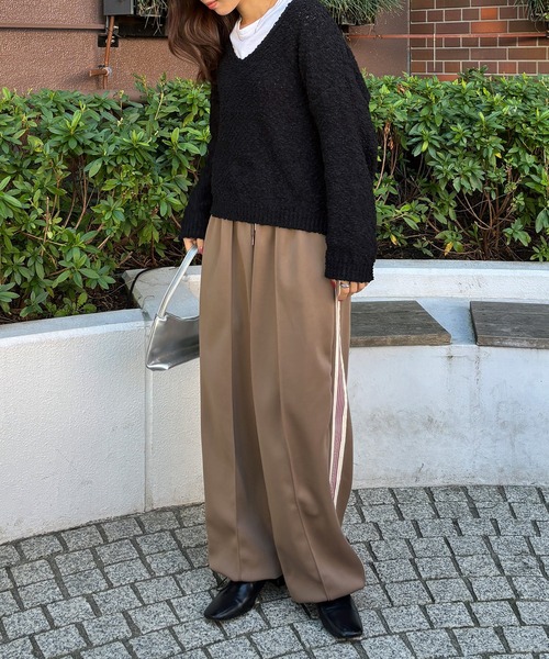 ISOOK（アイスー）の「【ISOOK / アイスー】Vネックボアニット / ブークレーニット ぽこぽこニット ポップコーン編み 深Vネック セーター オフショルダー ワンショルダー レイヤード 重ね着 クロップド丈 ショート丈 短丈 黒 緑 ブラック グリーン ZOZOTOWN限定（ニット/セーター・レディース・アイボリー/ブラック/カーキ・FREE）」の19枚目の写真