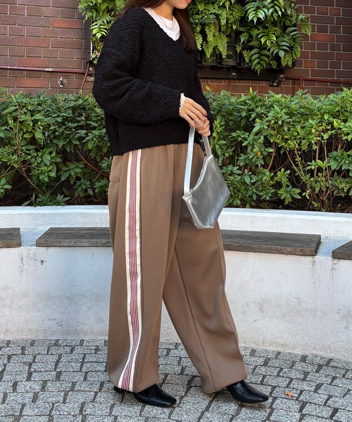 ISOOK（アイスー）の「【ISOOK / アイスー】Vネックボアニット / ブークレーニット ぽこぽこニット ポップコーン編み 深Vネック セーター オフショルダー ワンショルダー レイヤード 重ね着 クロップド丈 ショート丈 短丈 黒 緑 ブラック グリーン ZOZOTOWN限定（ニット/セーター・レディース・アイボリー/ブラック/カーキ・FREE）」の11枚目の写真