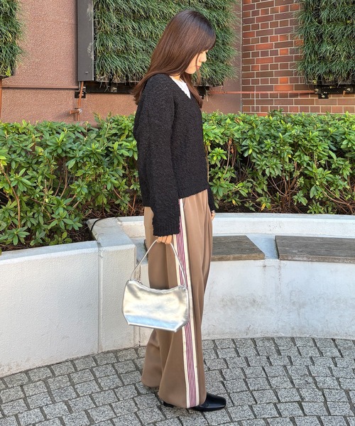 ISOOK（アイスー）の「【ISOOK / アイスー】Vネックボアニット / ブークレーニット ぽこぽこニット ポップコーン編み 深Vネック セーター オフショルダー ワンショルダー レイヤード 重ね着 クロップド丈 ショート丈 短丈 黒 緑 ブラック グリーン ZOZOTOWN限定（ニット/セーター・レディース・アイボリー/ブラック/カーキ・FREE）」の20枚目の写真