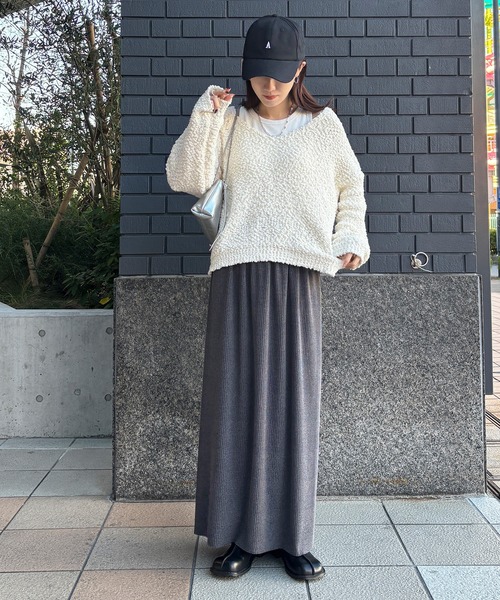 ISOOK（アイスー）の「【ISOOK / アイスー】Vネックボアニット / ブークレーニット ぽこぽこニット ポップコーン編み 深Vネック セーター オフショルダー ワンショルダー レイヤード 重ね着 クロップド丈 ショート丈 短丈 黒 緑 ブラック グリーン ZOZOTOWN限定（ニット/セーター・レディース・アイボリー/ブラック/カーキ・FREE）」の17枚目の写真