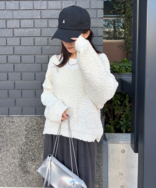 ISOOK（アイスー）の「【ISOOK / アイスー】Vネックボアニット / ブークレーニット ぽこぽこニット ポップコーン編み 深Vネック セーター オフショルダー ワンショルダー レイヤード 重ね着 クロップド丈 ショート丈 短丈 黒 緑 ブラック グリーン ZOZOTOWN限定（ニット/セーター・レディース・アイボリー/ブラック/カーキ・FREE）」の16枚目の写真