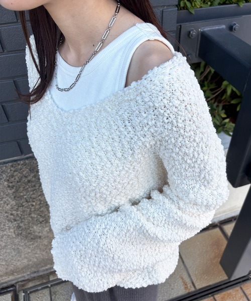 ISOOK（アイスー）の「【ISOOK / アイスー】Vネックボアニット / ブークレーニット ぽこぽこニット ポップコーン編み 深Vネック セーター オフショルダー ワンショルダー レイヤード 重ね着 クロップド丈 ショート丈 短丈 黒 緑 ブラック グリーン ZOZOTOWN限定（ニット/セーター・レディース・アイボリー/ブラック/カーキ・FREE）」の15枚目の写真