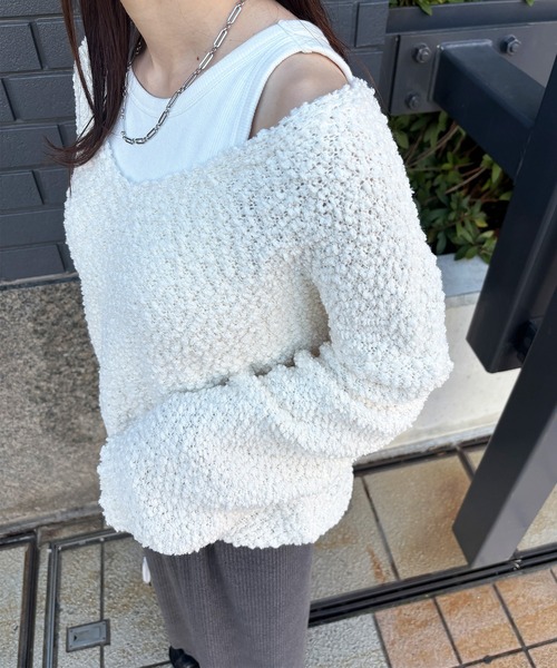 ISOOK（アイスー）の「【ISOOK / アイスー】Vネックボアニット / ブークレーニット ぽこぽこニット ポップコーン編み 深Vネック セーター オフショルダー ワンショルダー レイヤード 重ね着 クロップド丈 ショート丈 短丈 黒 緑 ブラック グリーン ZOZOTOWN限定（ニット/セーター・レディース・アイボリー/ブラック/カーキ・FREE）」の21枚目の写真