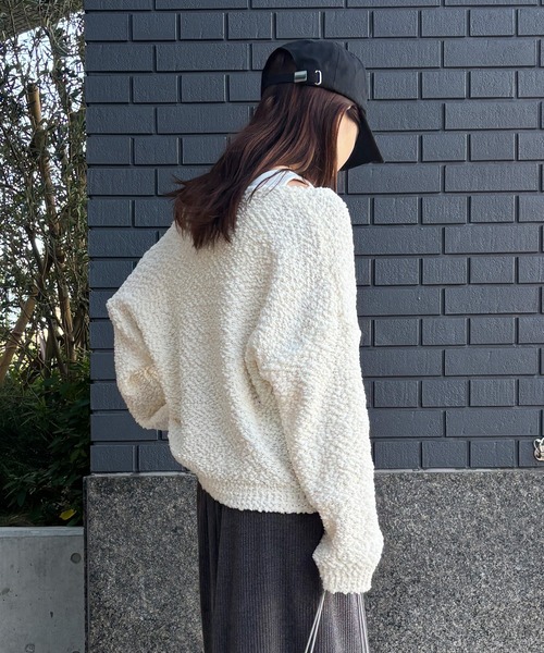 ISOOK（アイスー）の「【ISOOK / アイスー】Vネックボアニット / ブークレーニット ぽこぽこニット ポップコーン編み 深Vネック セーター オフショルダー ワンショルダー レイヤード 重ね着 クロップド丈 ショート丈 短丈 黒 緑 ブラック グリーン ZOZOTOWN限定（ニット/セーター・レディース・アイボリー/ブラック/カーキ・FREE）」の4枚目の写真