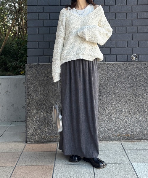 ISOOK（アイスー）の「【ISOOK / アイスー】Vネックボアニット / ブークレーニット ぽこぽこニット ポップコーン編み 深Vネック セーター オフショルダー ワンショルダー レイヤード 重ね着 クロップド丈 ショート丈 短丈 黒 緑 ブラック グリーン ZOZOTOWN限定（ニット/セーター・レディース・アイボリー/ブラック/カーキ・FREE）」の14枚目の写真