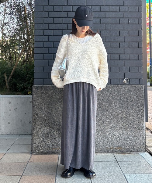 ISOOK（アイスー）の「【ISOOK / アイスー】Vネックボアニット / ブークレーニット ぽこぽこニット ポップコーン編み 深Vネック セーター オフショルダー ワンショルダー レイヤード 重ね着 クロップド丈 ショート丈 短丈 黒 緑 ブラック グリーン ZOZOTOWN限定（ニット/セーター・レディース・アイボリー/ブラック/カーキ・FREE）」の5枚目の写真