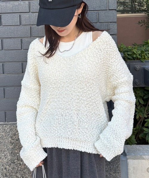 ISOOK（アイスー）の「【ISOOK / アイスー】Vネックボアニット / ブークレーニット ぽこぽこニット ポップコーン編み 深Vネック セーター オフショルダー ワンショルダー レイヤード 重ね着 クロップド丈 ショート丈 短丈 黒 緑 ブラック グリーン ZOZOTOWN限定（ニット/セーター・レディース・アイボリー/ブラック/カーキ・FREE）」の22枚目の写真