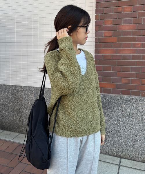 ISOOK（アイスー）の「【ISOOK / アイスー】Vネックボアニット / ブークレーニット ぽこぽこニット ポップコーン編み 深Vネック セーター オフショルダー ワンショルダー レイヤード 重ね着 クロップド丈 ショート丈 短丈 黒 緑 ブラック グリーン ZOZOTOWN限定（ニット/セーター・レディース・アイボリー/ブラック/カーキ・FREE）」の9枚目の写真