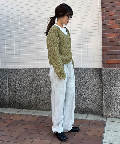 ISOOK（アイスー）の「【ISOOK / アイスー】Vネックボアニット / ブークレーニット ぽこぽこニット ポップコーン編み 深Vネック セーター オフショルダー ワンショルダー レイヤード 重ね着 クロップド丈 ショート丈 短丈 黒 緑 ブラック グリーン ZOZOTOWN限定（ニット/セーター・レディース・アイボリー/ブラック/カーキ・FREE）」の8枚目の写真