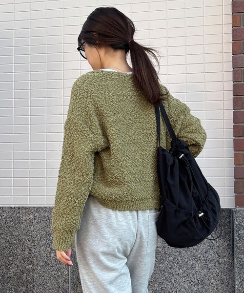 ISOOK（アイスー）の「【ISOOK / アイスー】Vネックボアニット / ブークレーニット ぽこぽこニット ポップコーン編み 深Vネック セーター オフショルダー ワンショルダー レイヤード 重ね着 クロップド丈 ショート丈 短丈 黒 緑 ブラック グリーン ZOZOTOWN限定（ニット/セーター・レディース・アイボリー/ブラック/カーキ・FREE）」の7枚目の写真