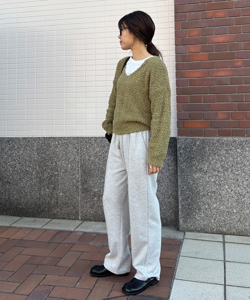 ISOOK（アイスー）の「【ISOOK / アイスー】Vネックボアニット / ブークレーニット ぽこぽこニット ポップコーン編み 深Vネック セーター オフショルダー ワンショルダー レイヤード 重ね着 クロップド丈 ショート丈 短丈 黒 緑 ブラック グリーン ZOZOTOWN限定（ニット/セーター・レディース・アイボリー/ブラック/カーキ・FREE）」の6枚目の写真