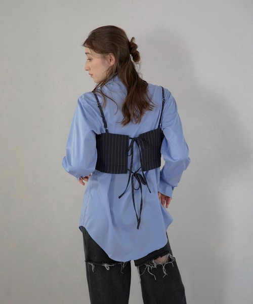 MINERTE(ミネルテ)の「【MINERTE】back ribbon pinstripe bustier / バックリボンピンストライプビスチェ(キャミソール・レディース・ダークグレー/ブラック・FREE)」の4枚目の写真