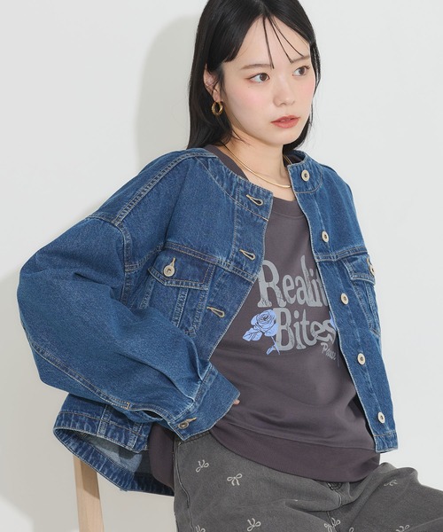 earth music&ecology（アースミュージックアンドエコロジー）の「ノーカラーデニムジャケット（デニムジャケット・レディース・ライトインディゴブルー/インディゴブルー・FREE）」の4枚目の写真