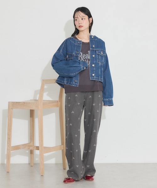 earth music&ecology（アースミュージックアンドエコロジー）の「ノーカラーデニムジャケット（デニムジャケット・レディース・ライトインディゴブルー/インディゴブルー・FREE）」の6枚目の写真