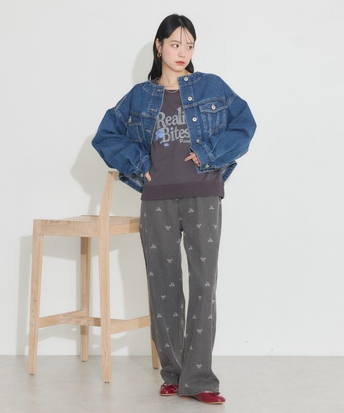 earth music&ecology（アースミュージックアンドエコロジー）の「ノーカラーデニムジャケット（デニムジャケット・レディース・ライトインディゴブルー/インディゴブルー・FREE）」の7枚目の写真