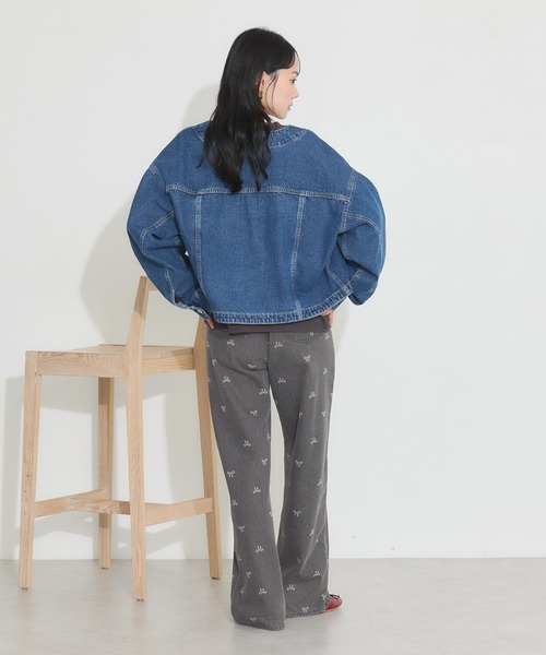 earth music&ecology（アースミュージックアンドエコロジー）の「ノーカラーデニムジャケット（デニムジャケット・レディース・ライトインディゴブルー/インディゴブルー・FREE）」の9枚目の写真