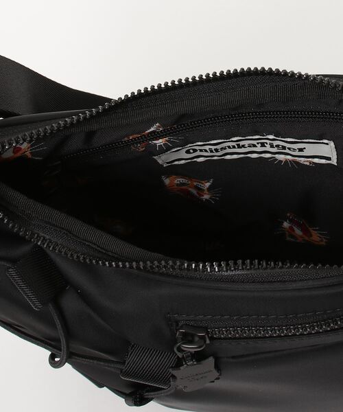 オニツカタイガー スモールメッセンジャーバッグ　新品　未開封　ブラック Onitsuka Tiger ショルダーバッグ バッグ SMALL MESSENGER BAG