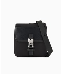 【A|X アルマーニ エクスチェンジ】AXロゴバックル フラットショルダーバッグ