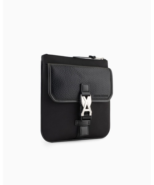 ARMANI EXCHANGE（アルマーニエクスチェンジ）の「【A|X アルマーニ エクスチェンジ】AXロゴバックル フラットショルダーバッグ（ショルダーバッグ・メンズ・ブラック・FREE）」の2枚目の写真