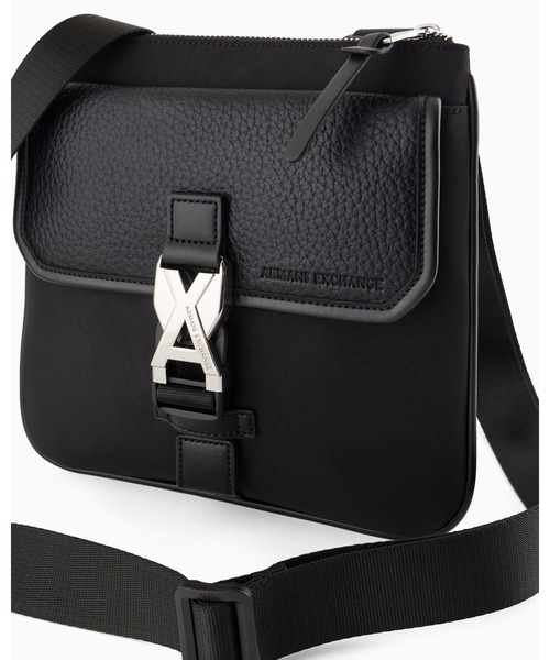 ARMANI EXCHANGE（アルマーニエクスチェンジ）の「【A|X アルマーニ エクスチェンジ】AXロゴバックル フラットショルダーバッグ（ショルダーバッグ・メンズ・ブラック・FREE）」の5枚目の写真