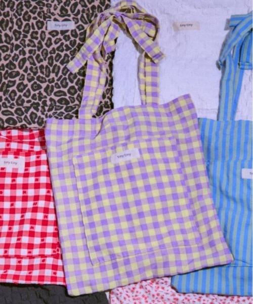 tiny tiny（ティニーティニー）の「リボンハンドルトートバッグ[tiny tiny(ティニーティニー)]（トートバッグ・レディース・ブラック/ライトブルー/グレー/その他1/その他2/その他3/ラベンダー/ホワイト/レッド/キャメル/レッド系その他/その他4/ホワイト系その他/ピンク/ブラウン系その他/ブラック系その他/ブルー/レッド系その他2/ピンク系/ミント/ブラック系その他2/レッド系その他3/ホワイト系その他2/ブルー系その他/イエロー系その他/レオパード・0）」の14枚目の写真