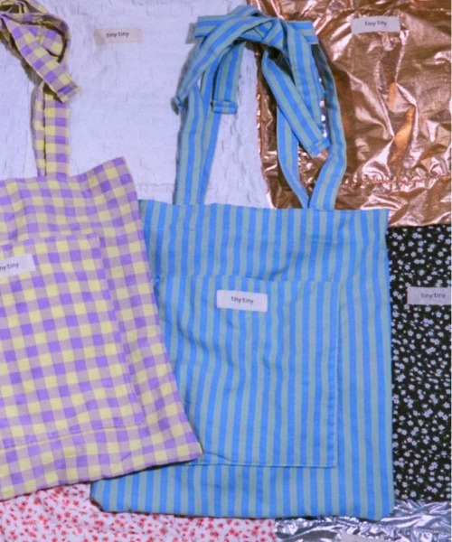 tiny tiny（ティニーティニー）の「リボンハンドルトートバッグ[tiny tiny(ティニーティニー)]（トートバッグ・レディース・ブラック/ライトブルー/グレー/その他1/その他2/その他3/ラベンダー/ホワイト/レッド/キャメル/レッド系その他/その他4/ホワイト系その他/ピンク/ブラウン系その他/ブラック系その他/ブルー/レッド系その他2/ピンク系/ミント/ブラック系その他2/レッド系その他3/ホワイト系その他2/ブルー系その他/イエロー系その他/レオパード・0）」の11枚目の写真