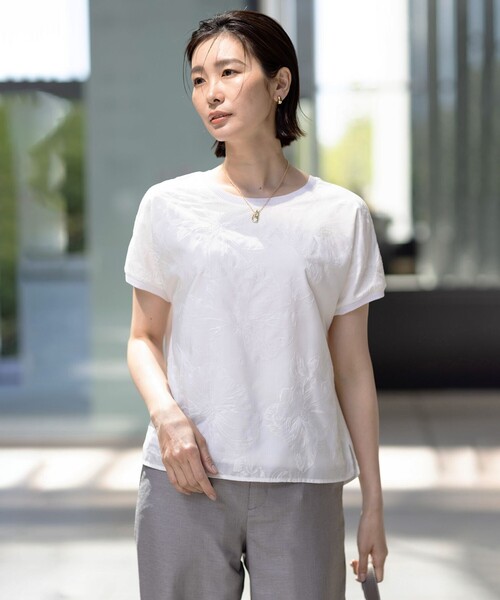 J.PRESS Ladies(J.プレス レディス)の「【洗える】シアーエンブロイダリー カットソー(Tシャツ/カットソー・レディース・ネイビー系/ライトグレー系/アイボリー系・SMALL)」の2枚目の写真