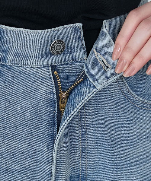 le ELMi（ルエルミ）の「Slit straight denim pants / スリット ストレートデニムパンツ（デニムパンツ・レディース・ライトブルー/ブラック・M/L）」の7枚目の写真