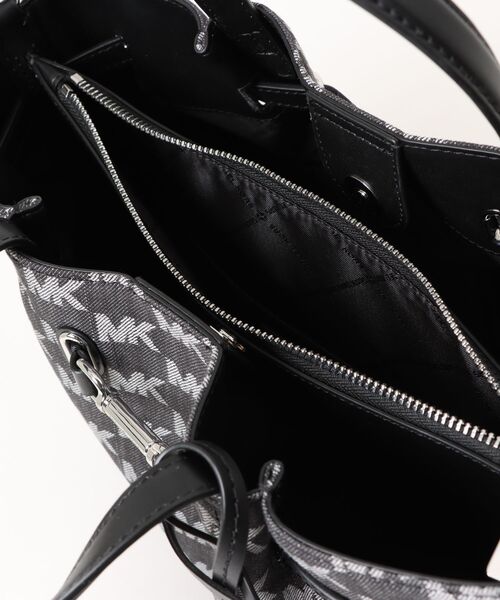 MICHAEL KORS(マイケルコース)の「CARSON センタージップ サッチェル ミディアム - MKシグネチャー(ハンドバッグ・レディース・ブラック・FREE)」の4枚目の写真