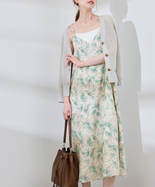 ROPE' PICNIC（ロペピクニック）の「【前後2WAY】ガーデンフラワーキャミワンピース/リンクコーデ（ワンピース・レディース・ブラック系その他/ホワイト系その他・38）」の2枚目の写真