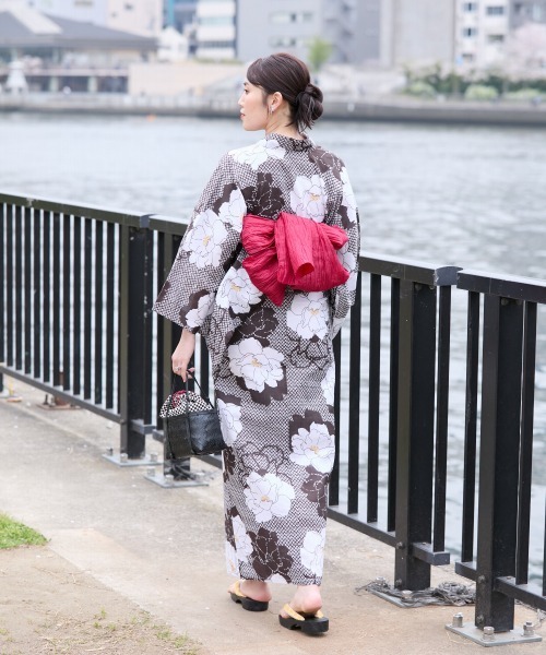 slattgir（スラットジール）の「高身長　花柄浴衣セット（ゆかた＋へこ帯）（トールサイズ）Essenave≪動画あり≫（浴衣・レディース・ブラウン系/ホワイト系・M～Ｌ）」の6枚目の写真