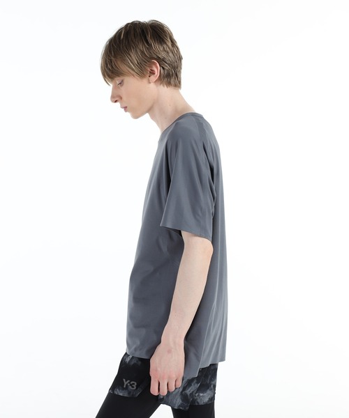 Y-3（ワイスリー）の「Y-3 RUNNING SHORT SLEEVE TEE（Tシャツ/カットソー・メンズ・グレー・SMALL/X-SMALL/X-LARGE/MEDIUM/LARGE）」の2枚目の写真
