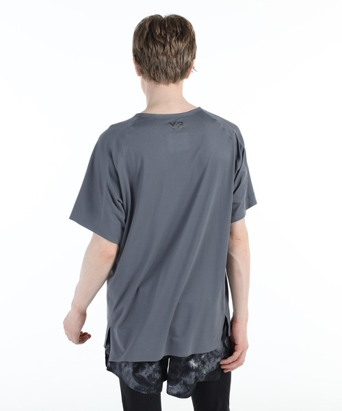 Y-3（ワイスリー）の「Y-3 RUNNING SHORT SLEEVE TEE（Tシャツ/カットソー・メンズ・グレー・SMALL/X-SMALL/X-LARGE/MEDIUM/LARGE）」の3枚目の写真