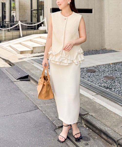 NOLLEY’S Sophi(ノーリーズソフィ)の「マトラッセ裾フリルジレ(ベスト・レディース・ブラック/オフホワイト・38)」の3枚目の写真