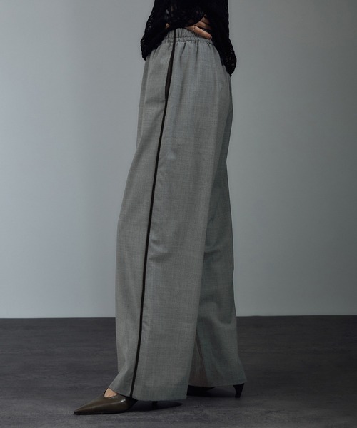 SALON adam et rope'（サロン アダム エ ロペ）の「GREENWOOLサイドベロアラインパンツ［ストレッチ・接触冷感・防シワ］（その他パンツ・レディース・グレー/ブラック/ブラウン・S/M）」の2枚目の写真