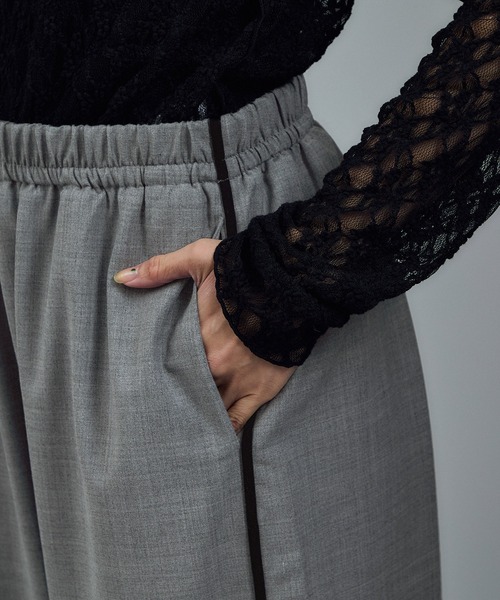 SALON adam et rope'（サロン アダム エ ロペ）の「GREENWOOLサイドベロアラインパンツ［ストレッチ・接触冷感・防シワ］（その他パンツ・レディース・グレー/ブラック/ブラウン・S/M）」の16枚目の写真