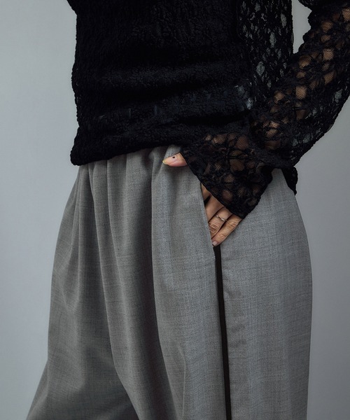 SALON adam et rope'（サロン アダム エ ロペ）の「GREENWOOLサイドベロアラインパンツ［ストレッチ・接触冷感・防シワ］（その他パンツ・レディース・グレー/ブラック/ブラウン・S/M）」の12枚目の写真