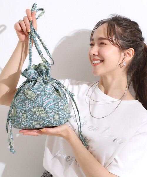 SHOO・LA・RUE(シューラルー)の「ころんとしたフォルムが魅力 ラタプリント 巾着ショルダーバッグ(ショルダーバッグ・レディース・オレンジ系その他2/ブルー系その他2/グリーン系その他2/イエロー系・00)」の2枚目の写真