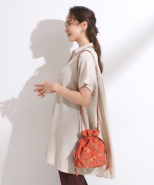 SHOO・LA・RUE(シューラルー)の「ころんとしたフォルムが魅力 ラタプリント 巾着ショルダーバッグ(ショルダーバッグ・レディース・オレンジ系その他2/ブルー系その他2/グリーン系その他2/イエロー系・00)」の7枚目の写真