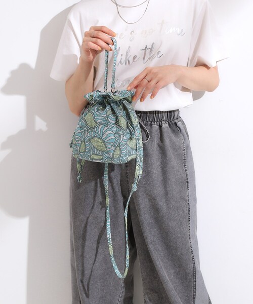 SHOO・LA・RUE(シューラルー)の「ころんとしたフォルムが魅力 ラタプリント 巾着ショルダーバッグ(ショルダーバッグ・レディース・オレンジ系その他2/ブルー系その他2/グリーン系その他2/イエロー系・00)」の11枚目の写真