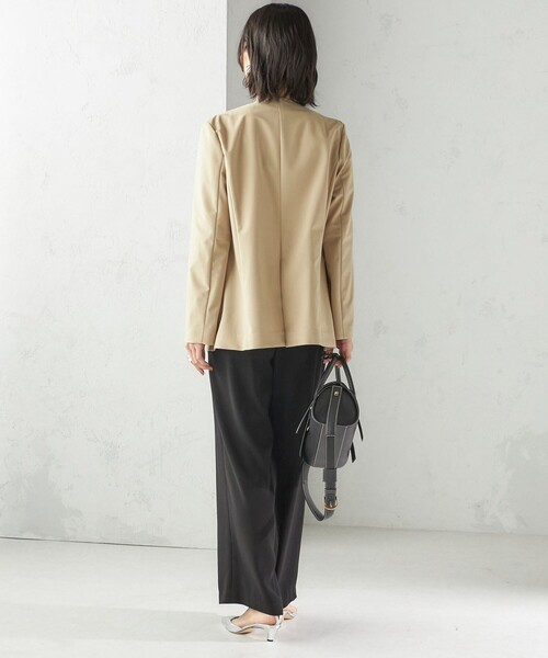 SHIPS（シップス）の「〈吸水速乾 / 防シワ加工 / 洗濯機可能〉スーティング ジャージー カラーレス ジャケット（ノーカラージャケット・レディース・ベージュ/ネイビー・36/38）」の6枚目の写真